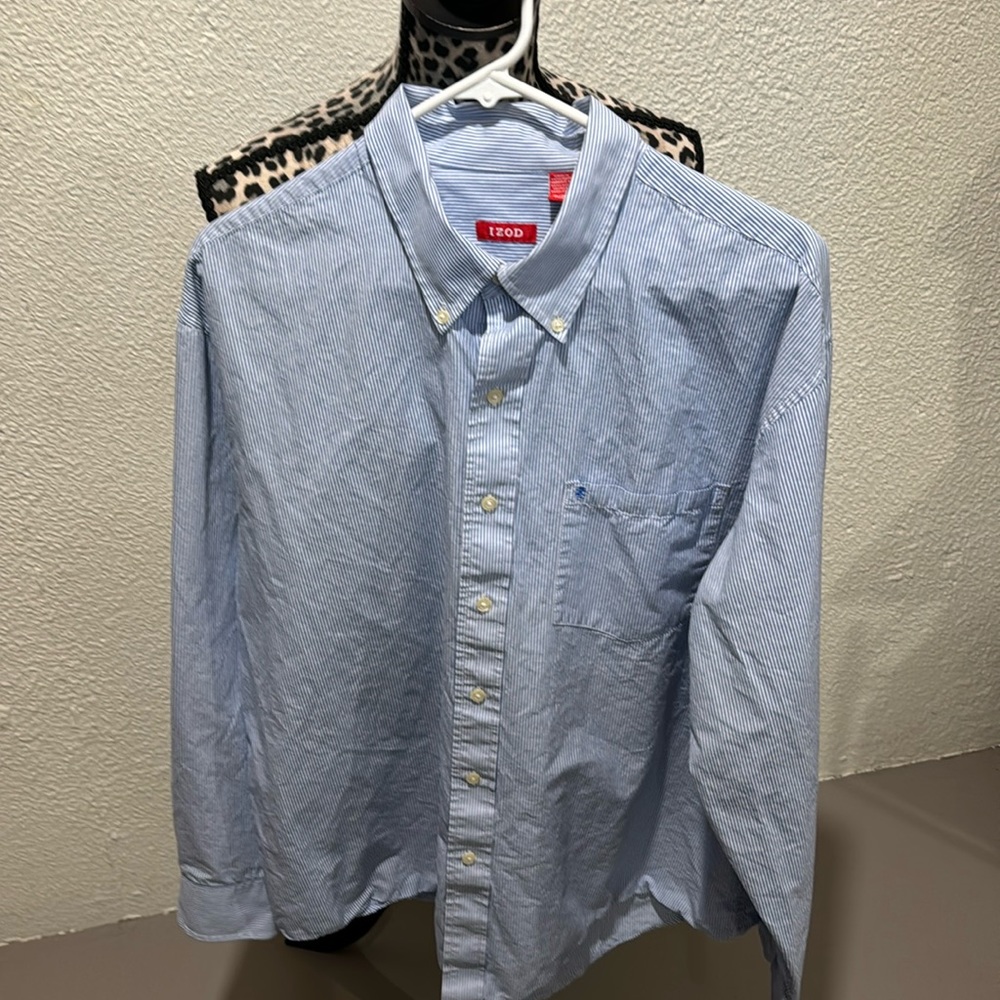 Men’s Izod blue & white stripe button down shirt with pocket.